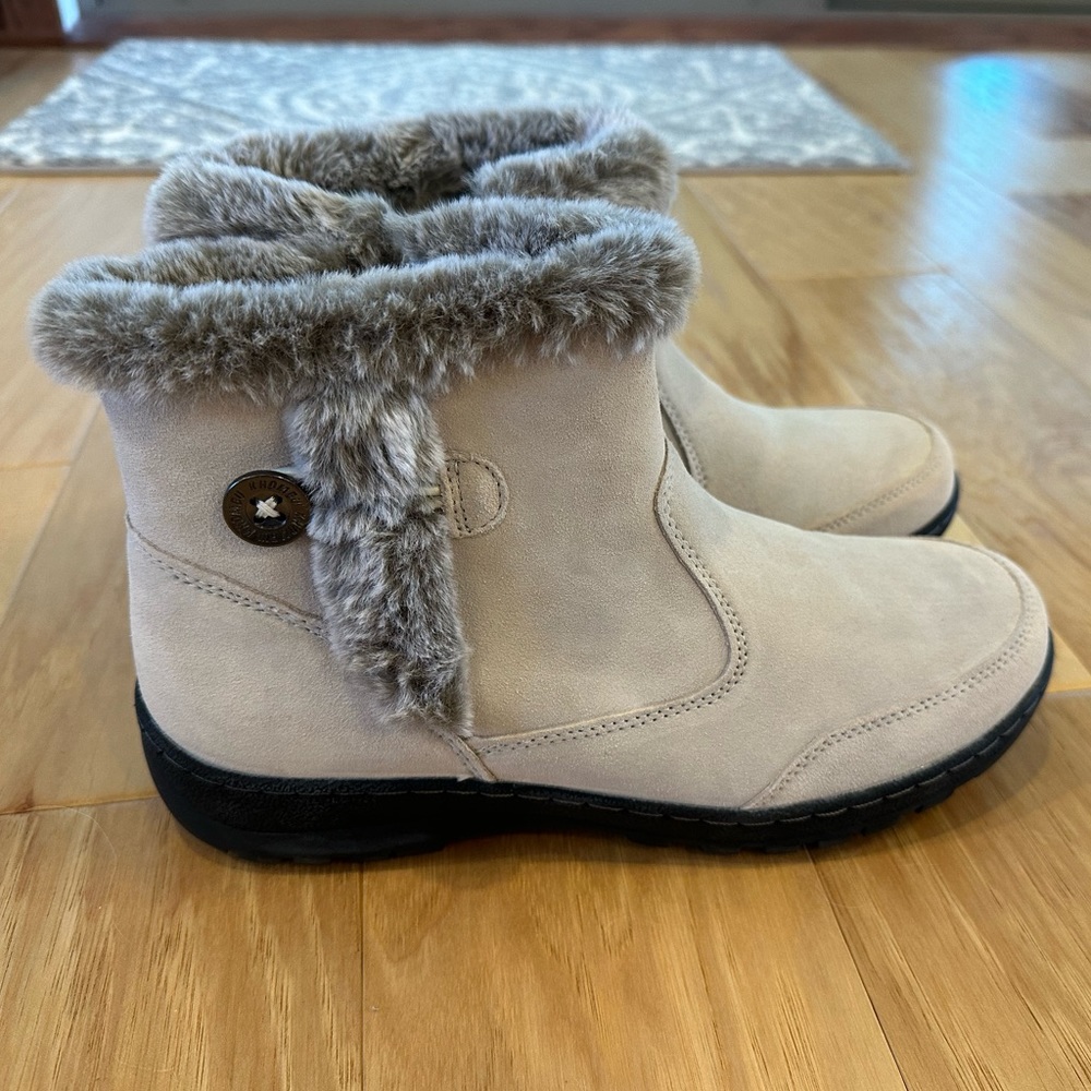 Khombu women’s cream-colored ankle boots, size 9; NWOT.